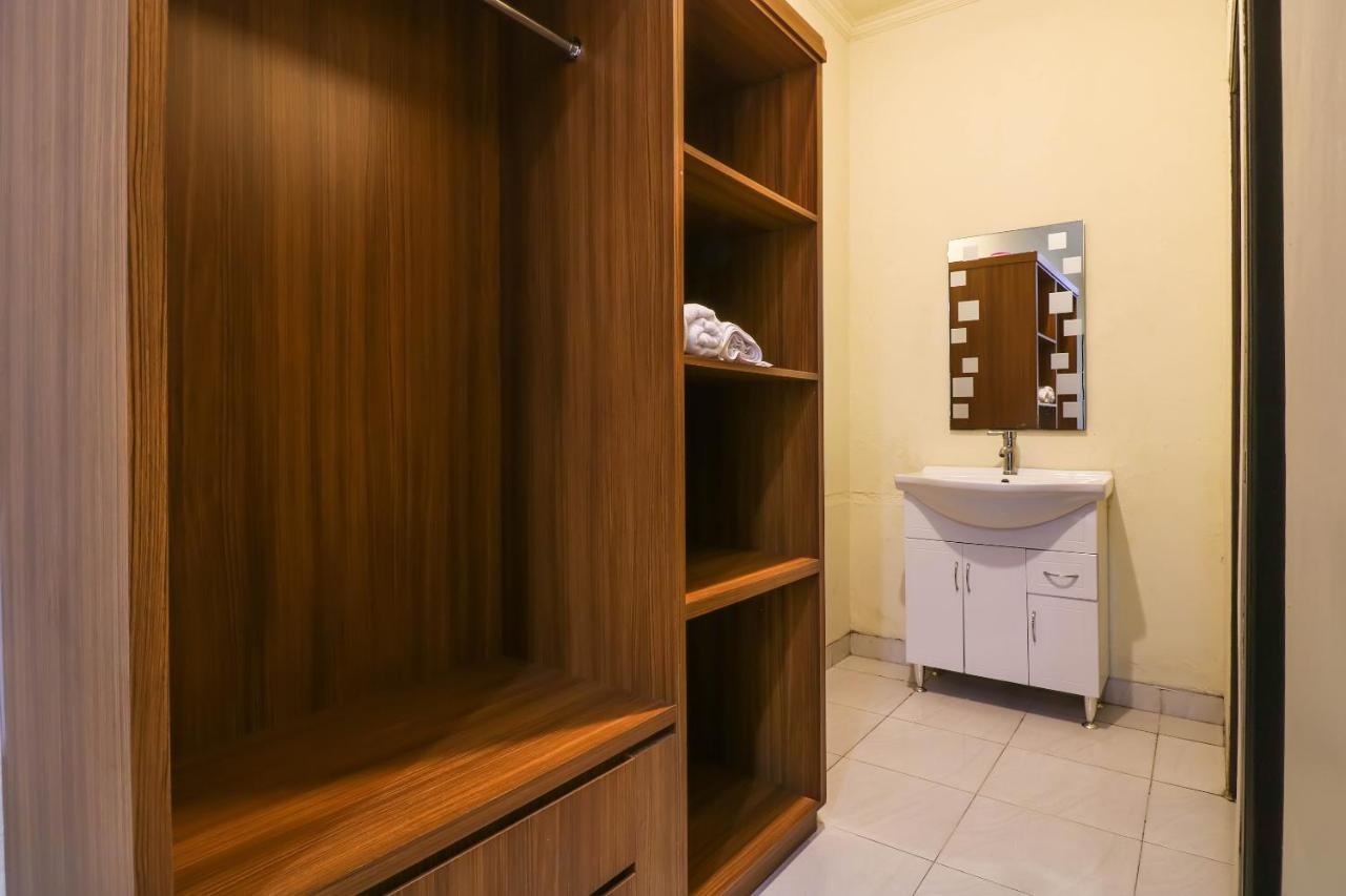 Oyo 2178 Merthan House Семиньяк Экстерьер фото