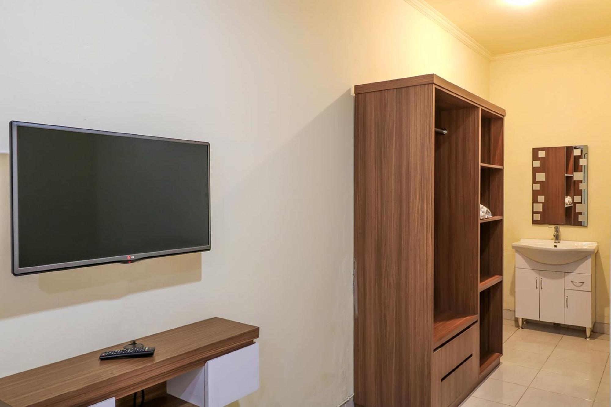 Oyo 2178 Merthan House Семиньяк Экстерьер фото